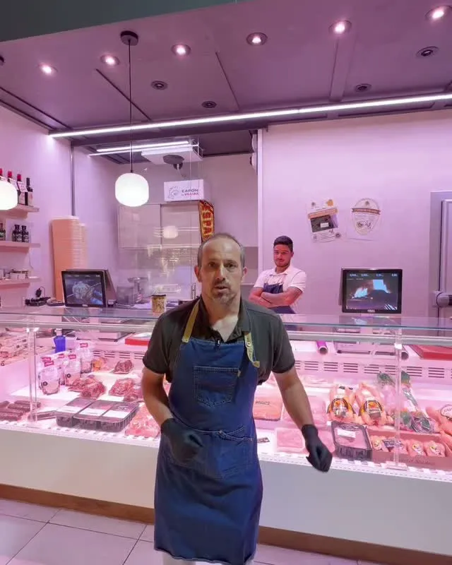 Juan Antonio frente al letrero Medina 1929 en el Mercado de la Paz