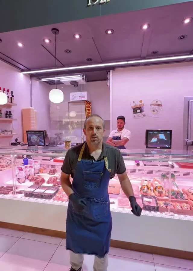 Puesto de Pollería Medina 1929 en el Mercado de La Paz, con el rótulo dorado sobre la vitrina
